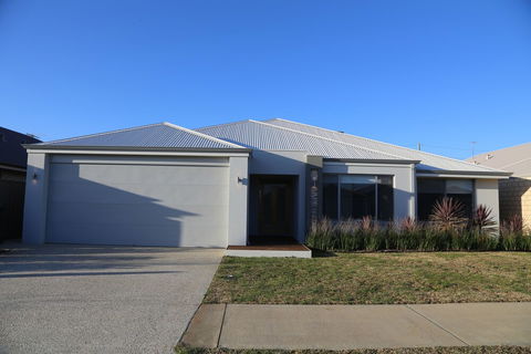 Rainbow Dream House PERTH Holiday Home - Darwin Tourism 0