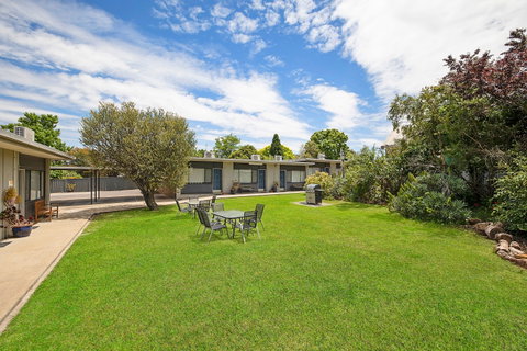 Hamilton Lakeside Motel - Darwin Tourism 1