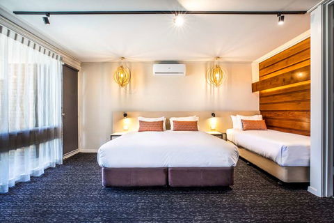 Nightcap At Gateway Hotel - Darwin Tourism 4