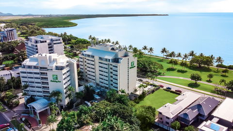 Holiday Inn Cairns Harbourside - Darwin Tourism 2
