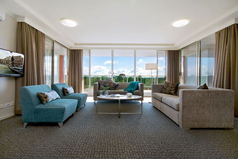 Pacific Suites Canberra - Darwin Tourism 1
