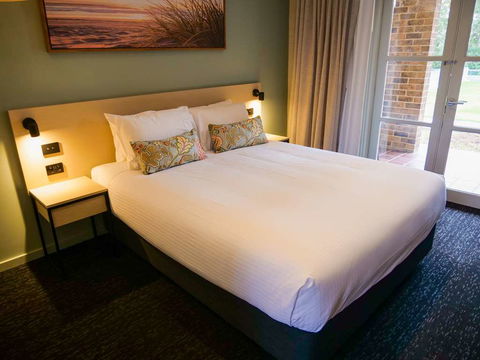 Nightcap At Hinterland Hotel - Darwin Tourism 2