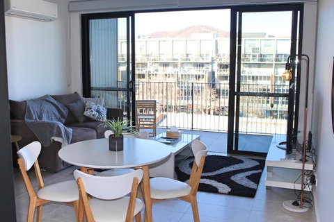 Stylish, Modern, Cute As A Button - Braddon CBD - Darwin Tourism 5
