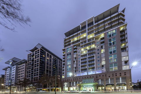 Oaks Adelaide Embassy Suites - Darwin Tourism 0