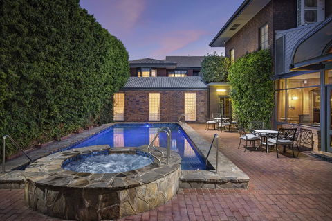 Adelaide Inn - Darwin Tourism 1