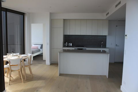 Modern CBD Apartment With Panoramic View - Darwin Tourism 9