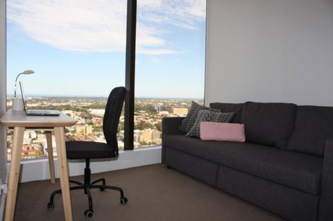 Modern CBD Apartment With Panoramic View - Darwin Tourism 4
