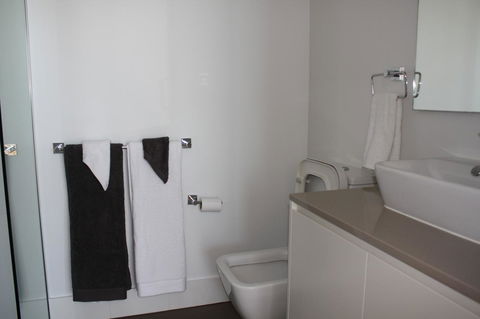 Modern CBD Apartment With Panoramic View - Darwin Tourism 11