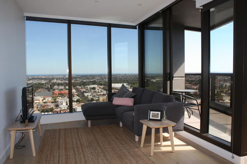 Modern CBD Apartment With Panoramic View - Darwin Tourism 10