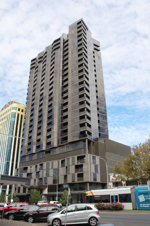Modern CBD Apartment With Panoramic View - Darwin Tourism 6