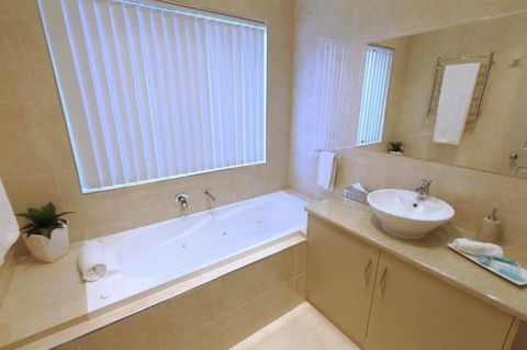 Casavino Luxury Villa - Darwin Tourism 26