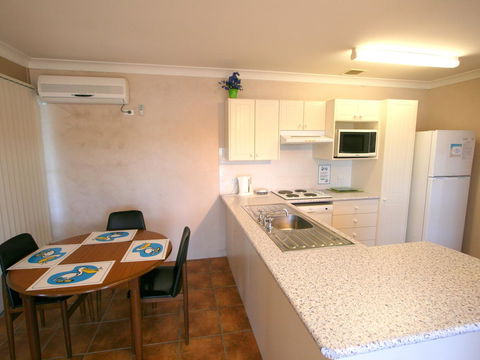 Lake Edge Apartments - Darwin Tourism 7