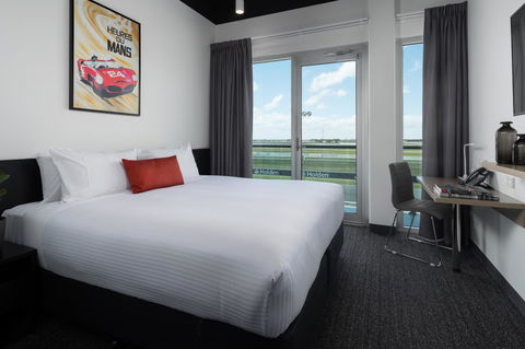 Rydges Pit Lane - Darwin Tourism 31