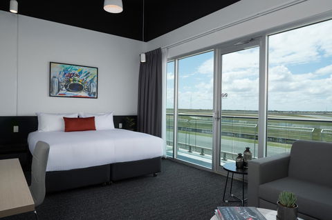 Rydges Pit Lane - Darwin Tourism 10