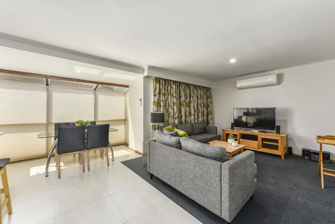 City Four Apartment - Darwin Tourism 2