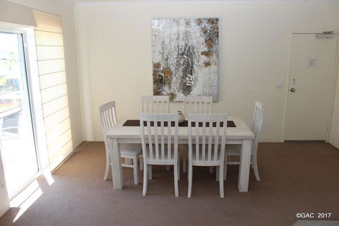 Mollymook Cove Apartments - Darwin Tourism 13