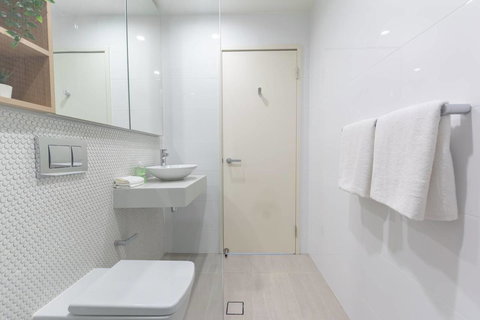 Japanese Style Waterfront Apt Wt Rooftop Pool - Darwin Tourism 5
