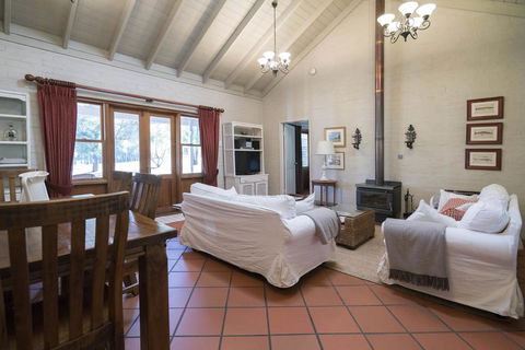 Thistle Hill Guesthouse - Walk To Many Wineries And Restaurants - Darwin Tourism 32