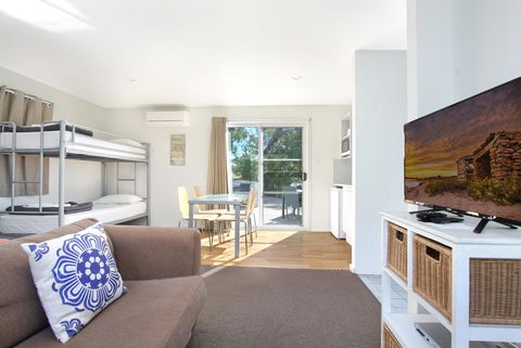 Huskisson Holiday Motel Cabins - Darwin Tourism 1