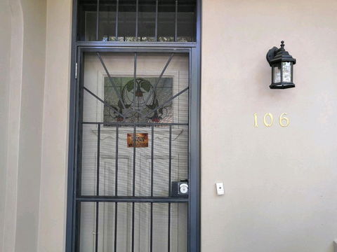Cozy 5 Bed House In Sydney - Darwin Tourism 9