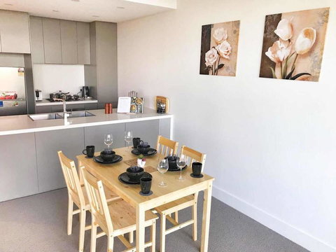Brand New 2 Bed Apartment With Absolute Park View - Darwin Tourism 2