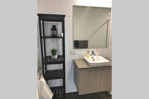 Bright, Modern, Stylish - Top Floor Apt - Woden - Darwin Tourism 1