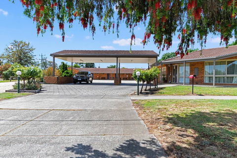 Broadford Sugarloaf Motel - Darwin Tourism 0