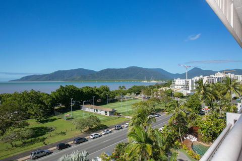 Cairns Luxury Seafront Apartment - Darwin Tourism 1