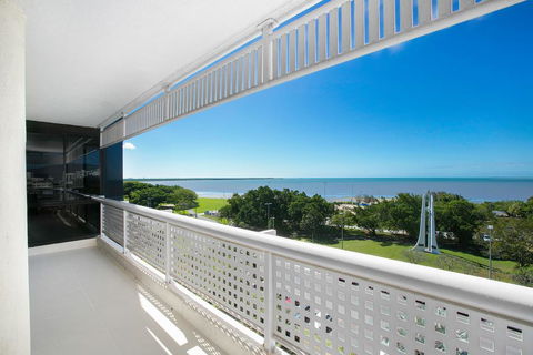 Cairns Luxury Seafront Apartment - Darwin Tourism 3