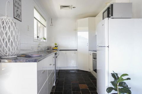Canberra Cres 2E Burrill Lake, Upstairs Apartment - Darwin Tourism 1