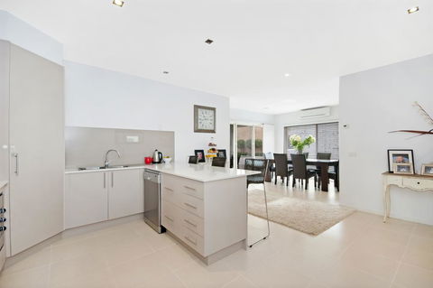 Central Warrnambool Townhouse - Darwin Tourism 1