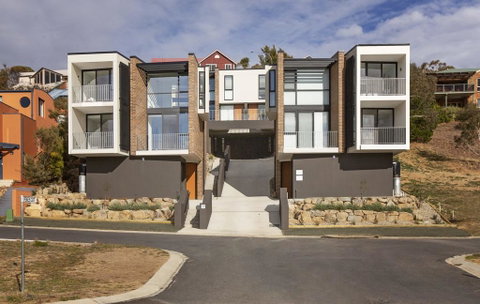 Chilam 'B' - Sophisticated Style With Views To The Lake & Mountains - Darwin Tourism 0