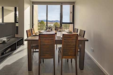 Chilam 'B' - Sophisticated Style With Views To The Lake & Mountains - Darwin Tourism 1