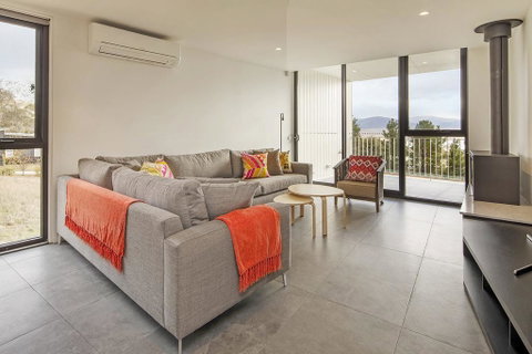 Chilam 'B' - Sophisticated Style With Views To The Lake & Mountains - Darwin Tourism 2