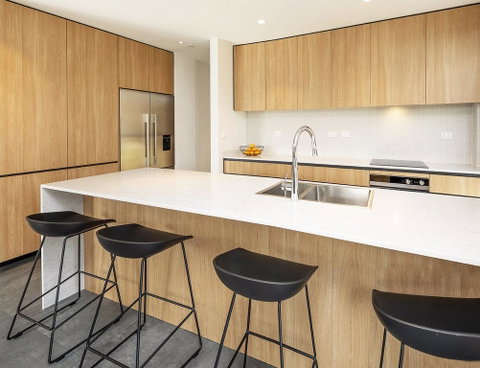 Chilam 'B' - Sophisticated Style With Views To The Lake & Mountains - Darwin Tourism 3