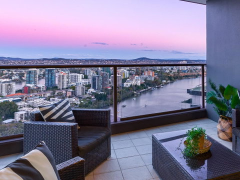 City Sky Home In Africa - River & Story Bridge Views - Darwin Tourism 0