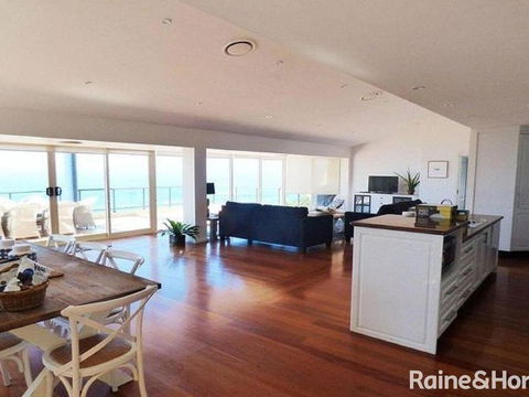 Cliff View - 62 Forresters Beach Road - Darwin Tourism 2