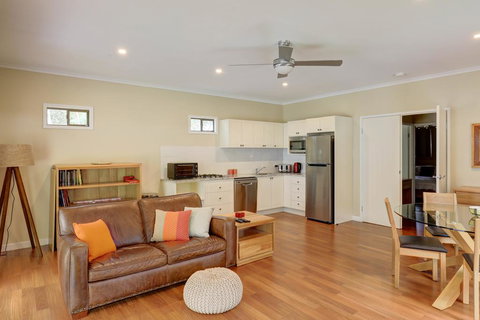 Cockatoo Hideaway - Darwin Tourism 1