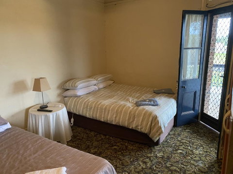 Commercial Hotel Curlewis - Darwin Tourism 2