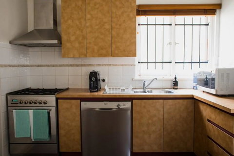 Cottesloe Beach Villa With Large Courtyard Sleeps 4 - Darwin Tourism 1