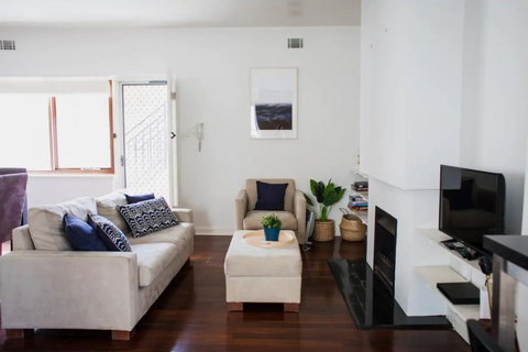 Cottesloe Beach Villa With Large Courtyard Sleeps 4 - Darwin Tourism 0