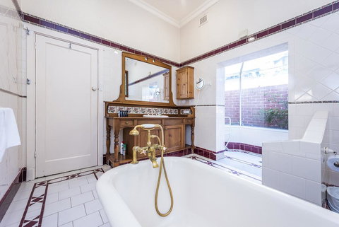 Cottesloe Eclectic House - Darwin Tourism 0