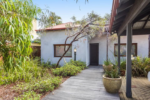 Cottesloe Eclectic House - Darwin Tourism 1