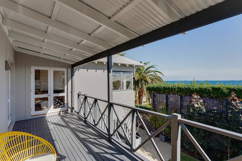 Cottesloe Executive Beach House - Darwin Tourism 1