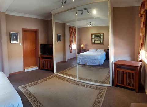 Cringila Hotel - Darwin Tourism 2