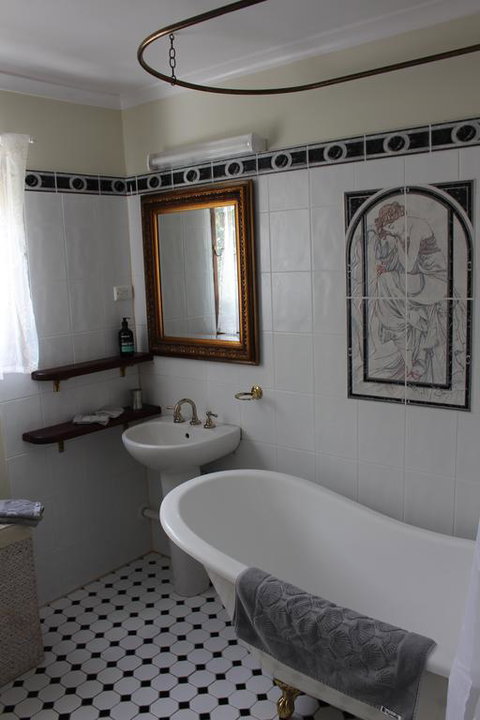 Dancing Waters Cottage - Darwin Tourism 3