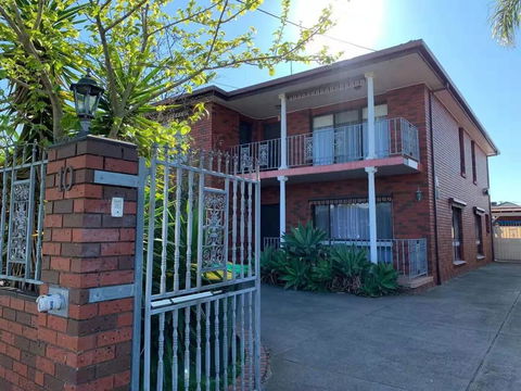 Delicate And Cozy Bedroom In Bentleigh East - Darwin Tourism 1