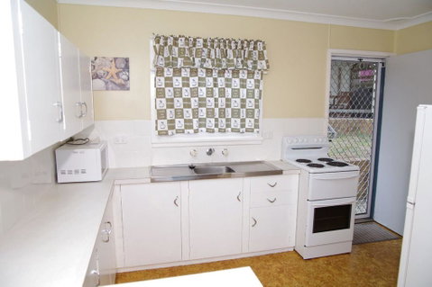 Dunroamin, 20 Main Street - Darwin Tourism 3