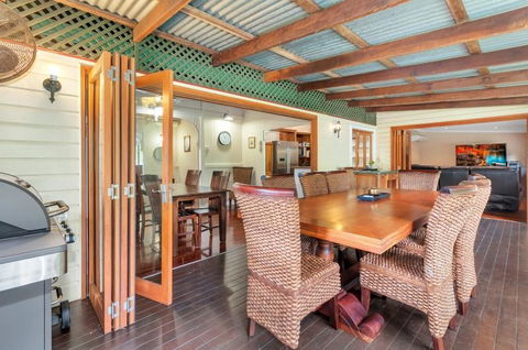 Edge Hill Holiday Home / Cairns - Darwin Tourism 3
