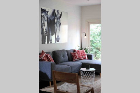 Elwood Beach House - Darwin Tourism 1